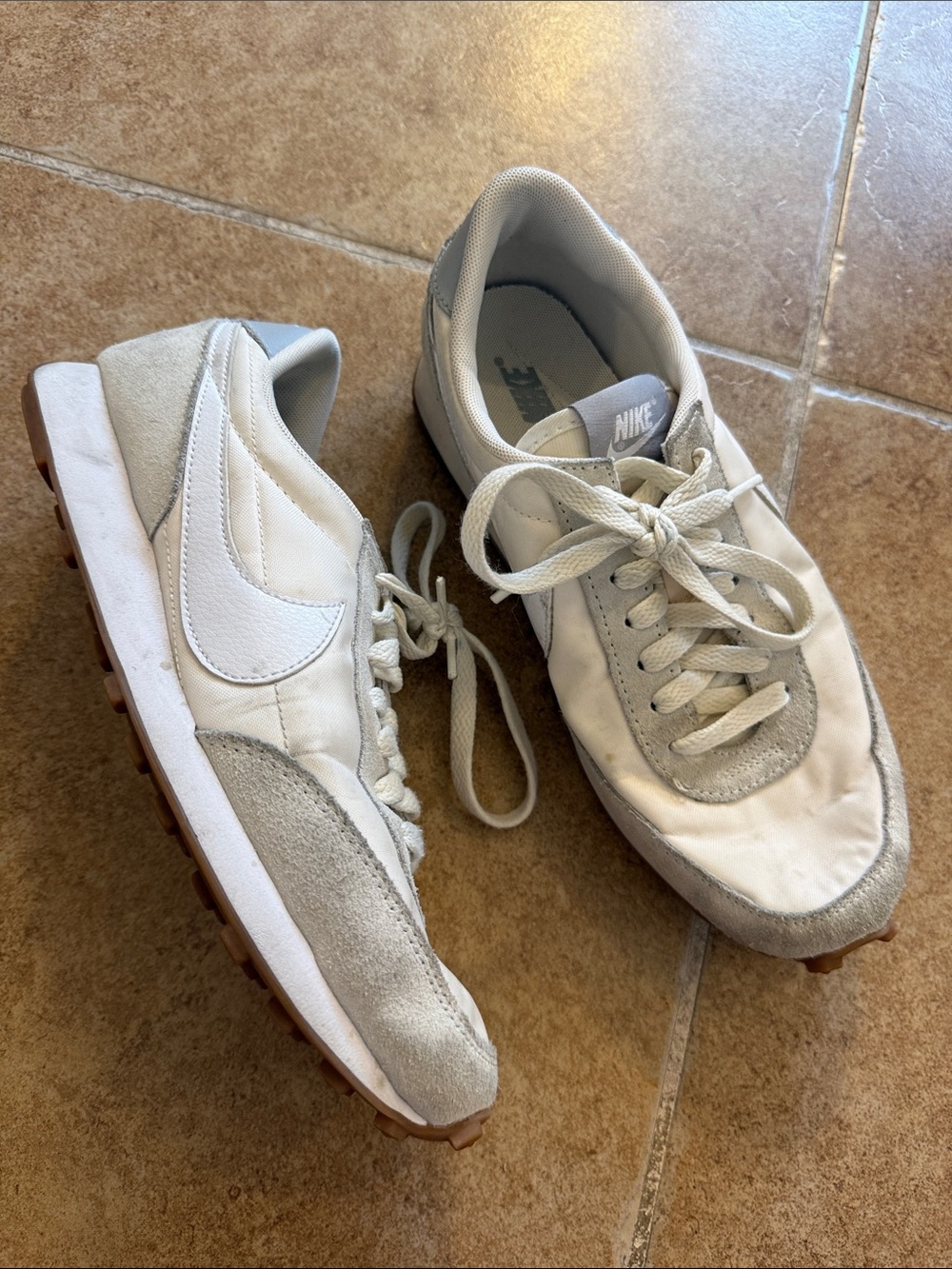Women’s Nike Daybreak cream pale ivory tennis shoes sneakers sz 8